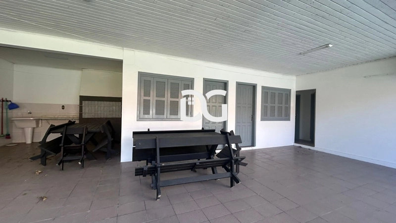Casa ampla e bem distribuída, composta por 5 dormitórios: 5ª foto da galeria de imagens do imóvel