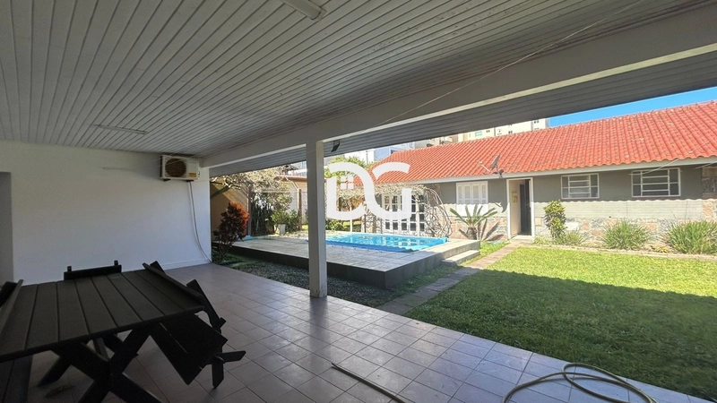 Casa ampla e bem distribuída, composta por 5 dormitórios: 3ª foto da galeria de imagens do imóvel