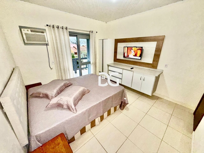 Ampla casa composta por quatro dormitórios, com piscina: 11ª foto da galeria de imagens do imóvel