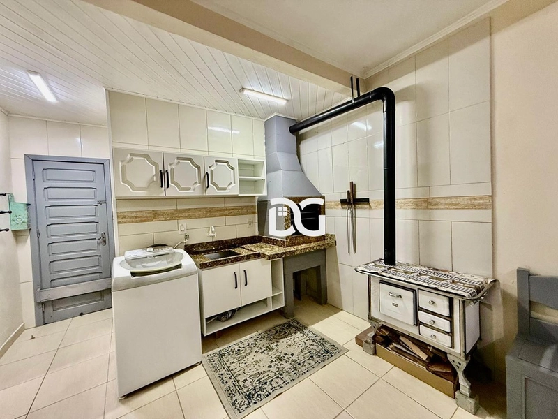 Ampla casa composta por quatro dormitórios, com piscina: 19ª foto da galeria de imagens do imóvel