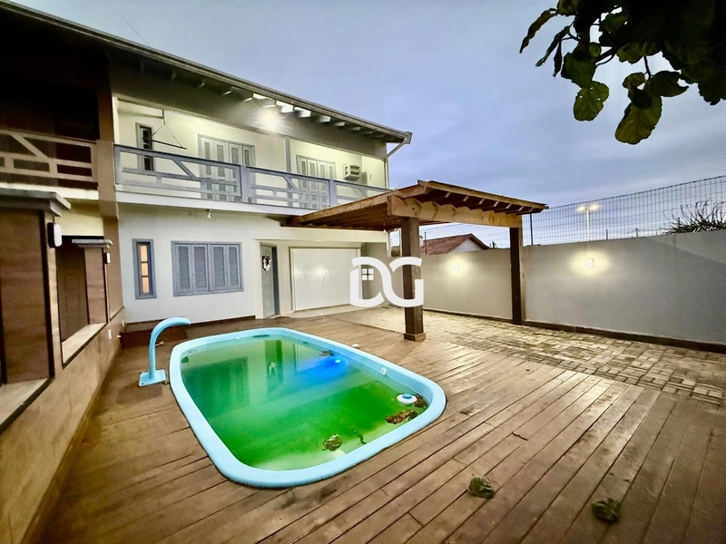 Ampla casa composta por quatro dormitórios, com piscina