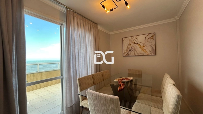 Cobertura duplex mobiliada e decorada com vista para o mar