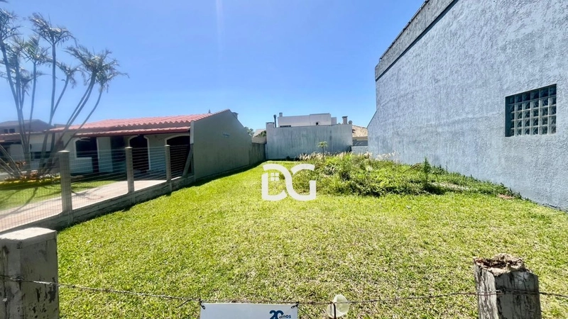 Terreno com dimensões de 11x29,7, localizado na avenida principal: 2ª foto da galeria de imagens do imóvel