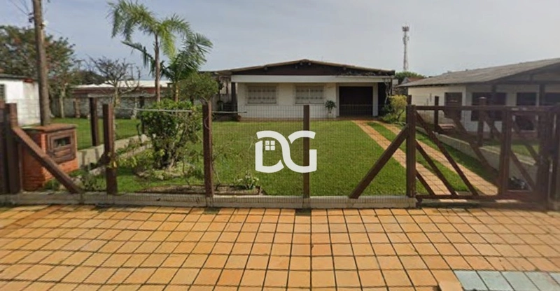 Casa em laje, localizada próxima ao mar, oferecendo conforto