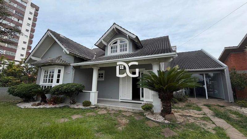 Sobrado amplo e funcional, ideal para quem busca conforto e espaço.