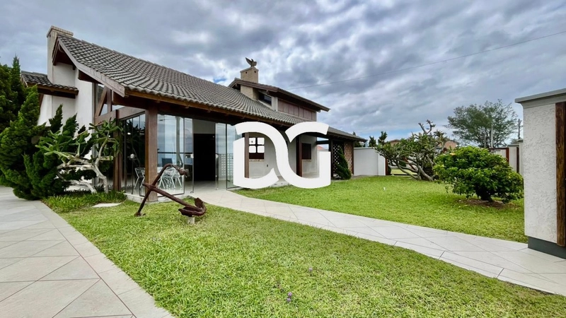 CASA A VENDA COM 2 TERRENOS NA BEIRA MAR