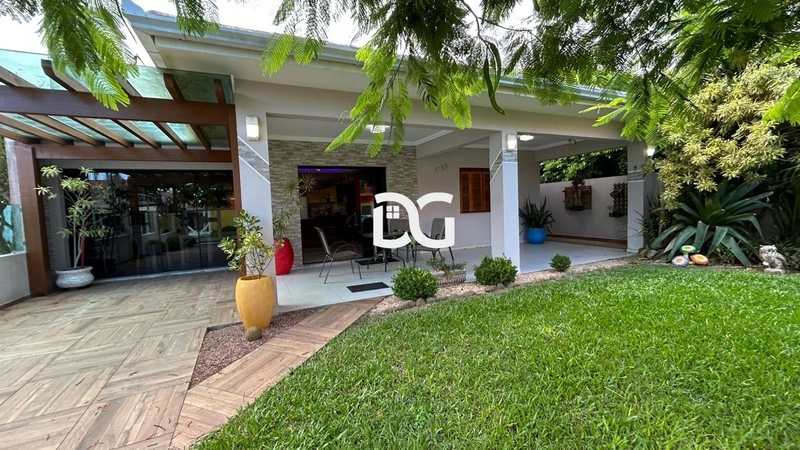 CASA MOBILIADA NO CENTRO DE TRAMANDAÍ