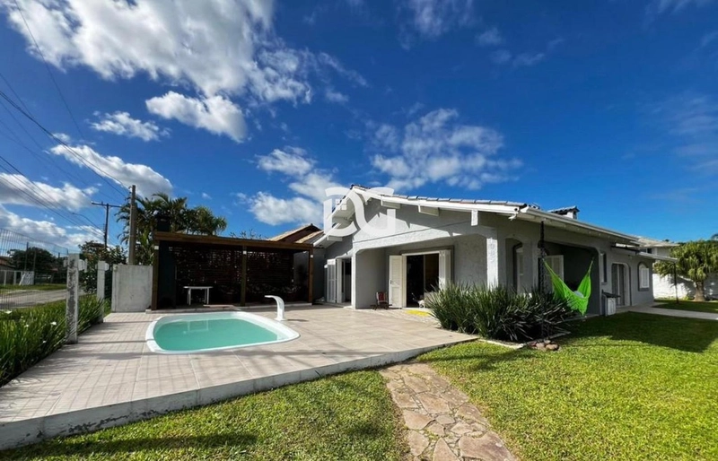 Casa espaçosa e funcional, composta por 5 dormitórios, sendo 2 suítes