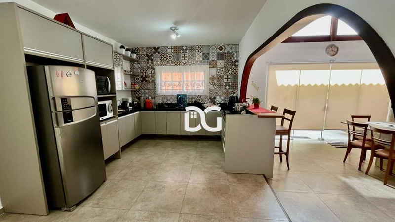 Casa em laje, espaçosa e bem distribuída, composta por 4 dormitórios: 8ª foto da galeria de imagens do imóvel