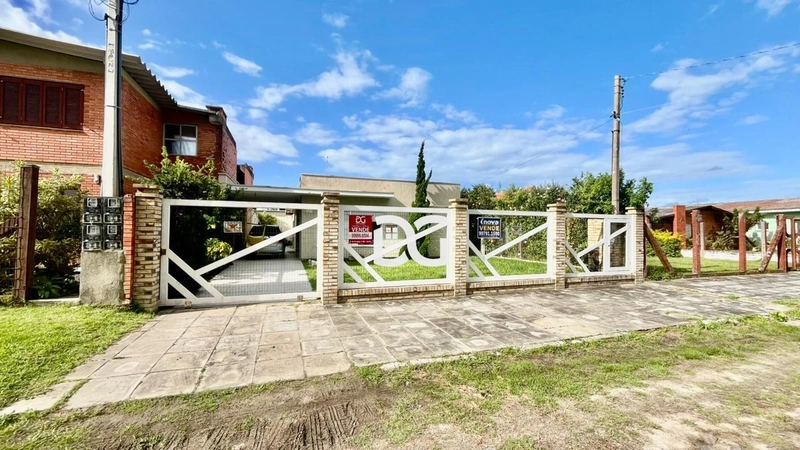 Casa em laje, espaçosa e bem distribuída, composta por 4 dormitórios
