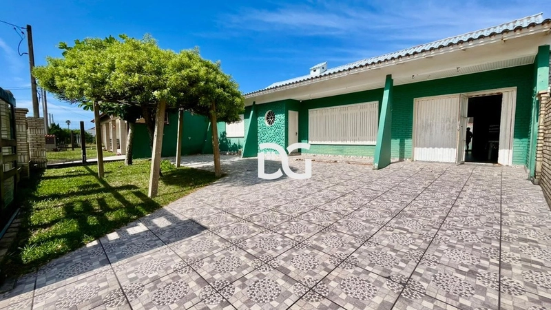 Casa composta de 3 dorm.