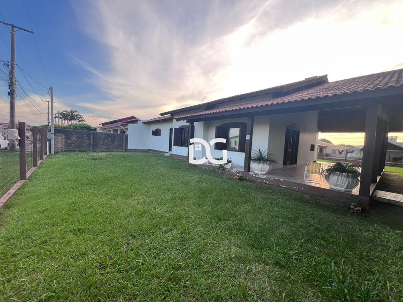 Casa com 2 dorm. e abrigo para 3 carros