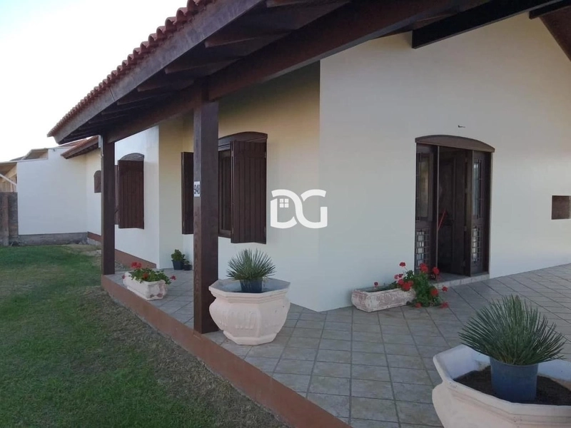 Casa com 2 dorm. e abrigo para 3 carros: 2ª foto da galeria de imagens do imóvel