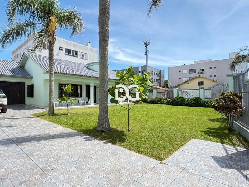 Ampla residência com living em dois ambientes, com 5 dorm.: 3ª foto da galeria de imagens do imóvel