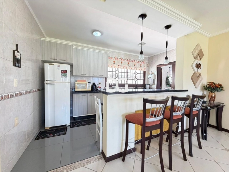 Ampla residência com living em dois ambientes, com 5 dorm.: 5ª foto da galeria de imagens do imóvel