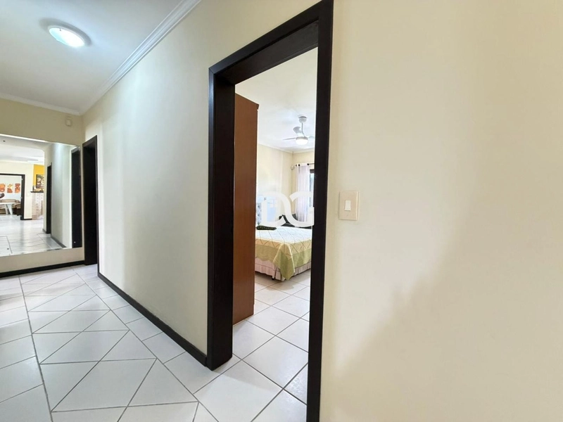 Ampla residência com living em dois ambientes, com 5 dorm.: 20ª foto da galeria de imagens do imóvel