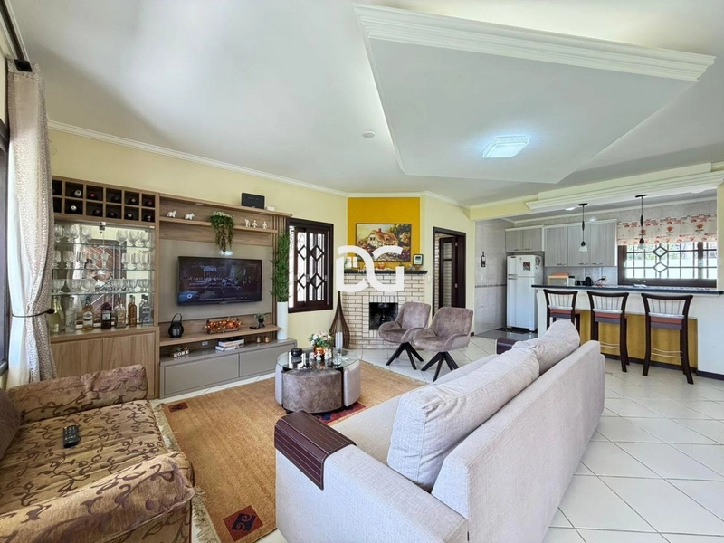 Ampla residência com living em dois ambientes, com 5 dorm.: 7ª foto da galeria de imagens do imóvel