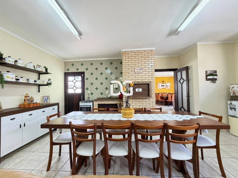 Ampla residência com living em dois ambientes, com 5 dorm.: 15ª foto da galeria de imagens do imóvel