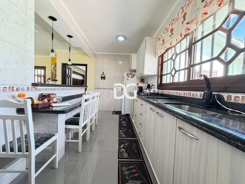 Ampla residência com living em dois ambientes, com 5 dorm.: 13ª foto da galeria de imagens do imóvel