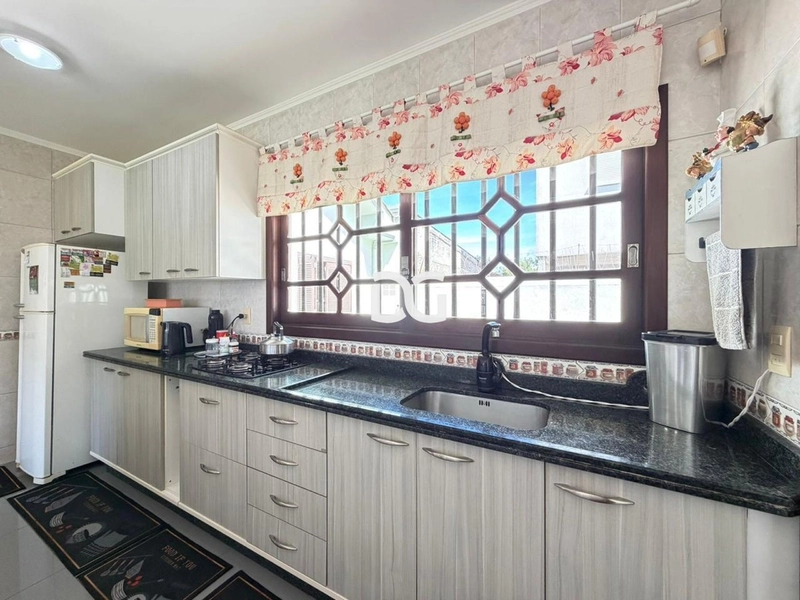 Ampla residência com living em dois ambientes, com 5 dorm.: 11ª foto da galeria de imagens do imóvel