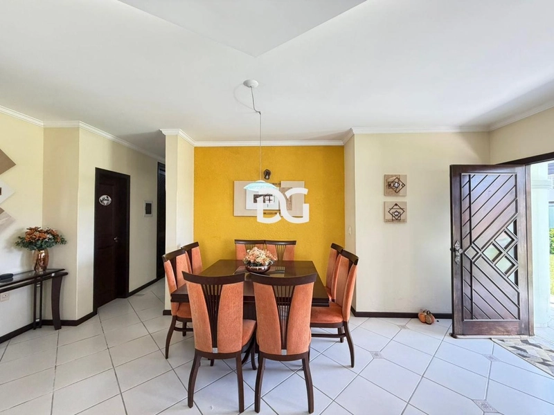 Ampla residência com living em dois ambientes, com 5 dorm.: 10ª foto da galeria de imagens do imóvel