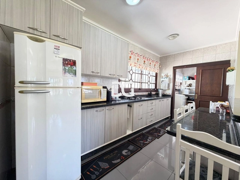 Ampla residência com living em dois ambientes, com 5 dorm.: 12ª foto da galeria de imagens do imóvel