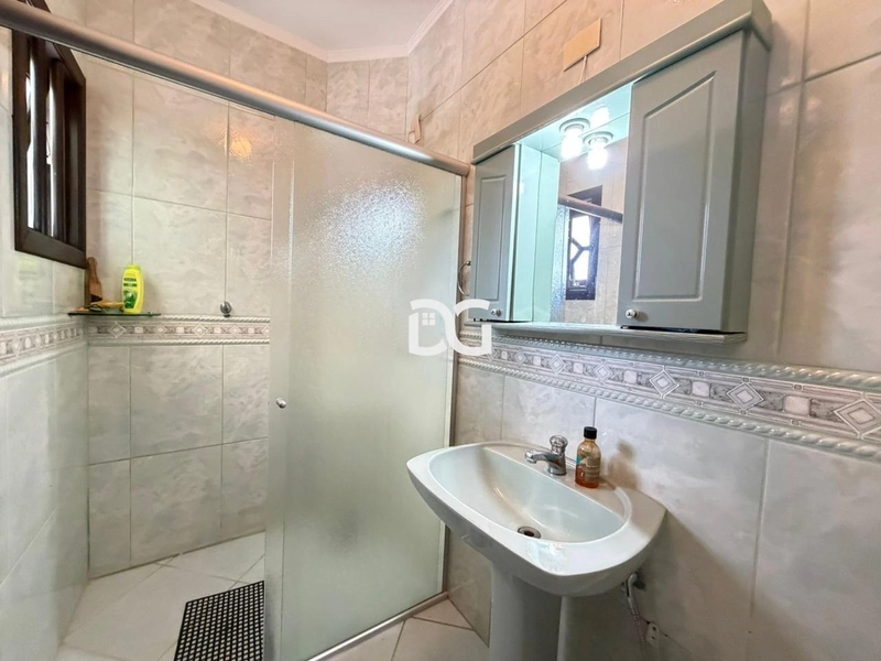 Ampla residência com living em dois ambientes, com 5 dorm.: 28ª foto da galeria de imagens do imóvel