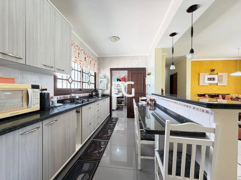 Ampla residência com living em dois ambientes, com 5 dorm.: 14ª foto da galeria de imagens do imóvel