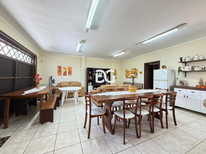 Ampla residência com living em dois ambientes, com 5 dorm.: 16ª foto da galeria de imagens do imóvel