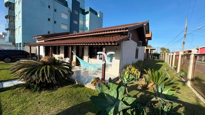 Casa espaçosa e bem distribuída, composta por 3 dormitórios: 2ª foto da galeria de imagens do imóvel