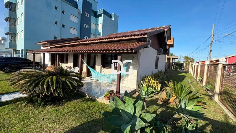 Casa espaçosa e bem distribuída, composta por 3 dormitórios: 1ª foto da galeria de imagens do imóvel