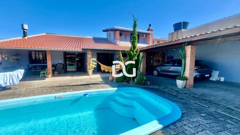 Casa moderna e bem distribuída, composta por 3 suítes confortáveis: 1ª foto da galeria de imagens do imóvel