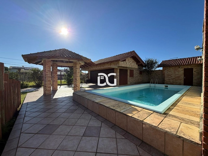 Terreno com quiosque e piscina