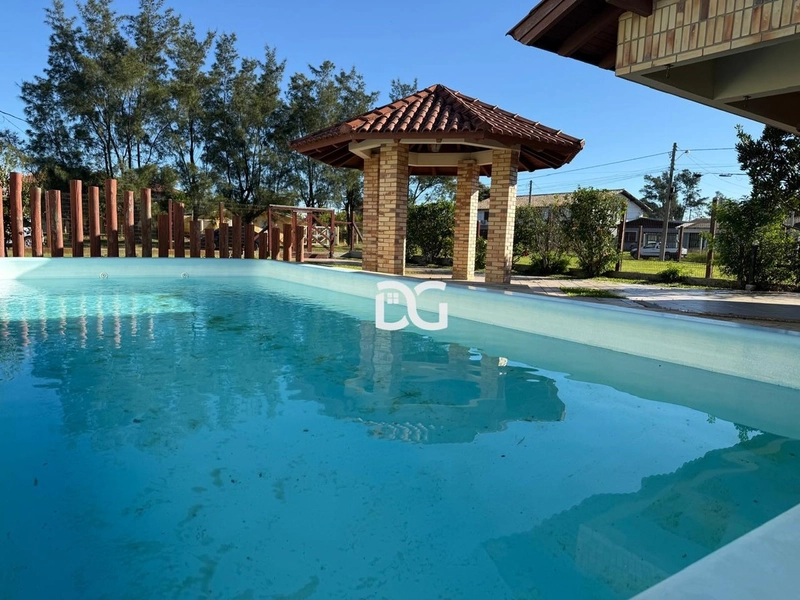 Terreno com quiosque e piscina: 3ª foto da galeria de imagens do imóvel