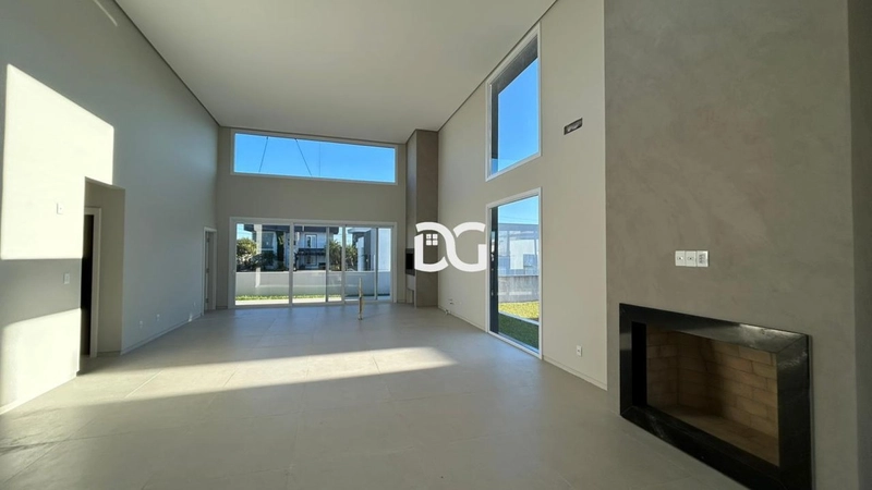 Casa em condomínio com arquitetura moderna e ambientes amplos: 7ª foto da galeria de imagens do imóvel