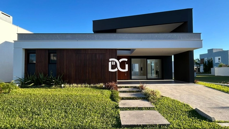 Casa em condomínio com arquitetura moderna e ambientes amplos: 2ª foto da galeria de imagens do imóvel