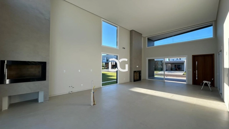 Casa em condomínio com arquitetura moderna e ambientes amplos: 10ª foto da galeria de imagens do imóvel