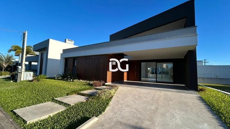 Casa em condomínio com arquitetura moderna e ambientes amplos: 3ª foto da galeria de imagens do imóvel