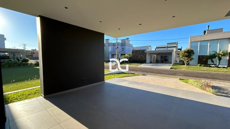 Casa em condomínio com arquitetura moderna e ambientes amplos: 4ª foto da galeria de imagens do imóvel