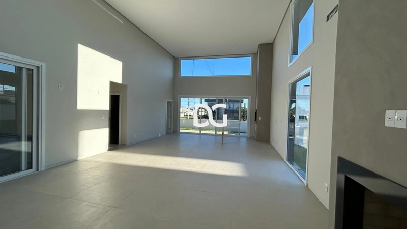 Casa em condomínio com arquitetura moderna e ambientes amplos: 6ª foto da galeria de imagens do imóvel
