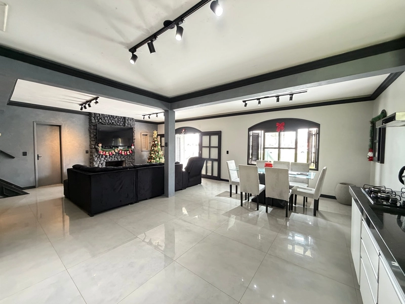 Casa aconchegante e espaçosa, ideal para quem busca conforto: 3ª foto da galeria de imagens do imóvel