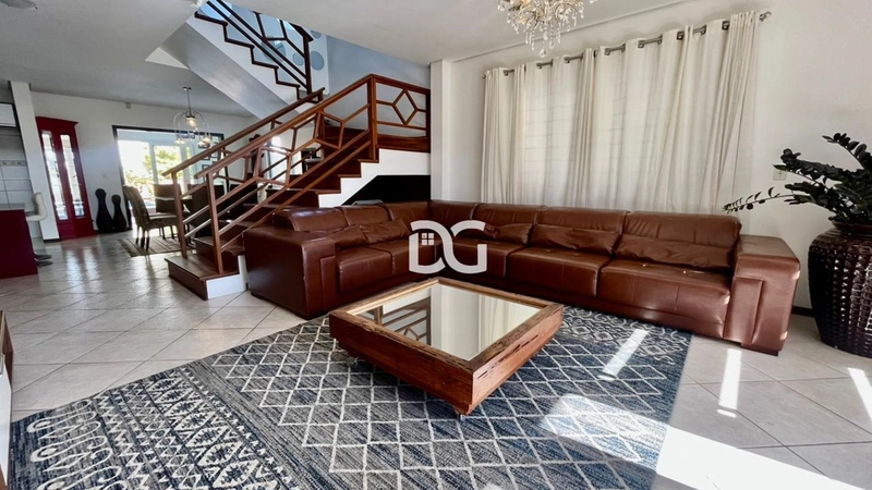 Casa ampla e aconchegante, composta por 4 dormitórios, sendo 2 suítes: 2ª foto da galeria de imagens do imóvel