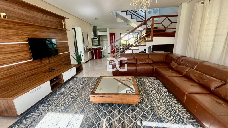 Casa ampla e aconchegante, composta por 4 dormitórios, sendo 2 suítes: 3ª foto da galeria de imagens do imóvel