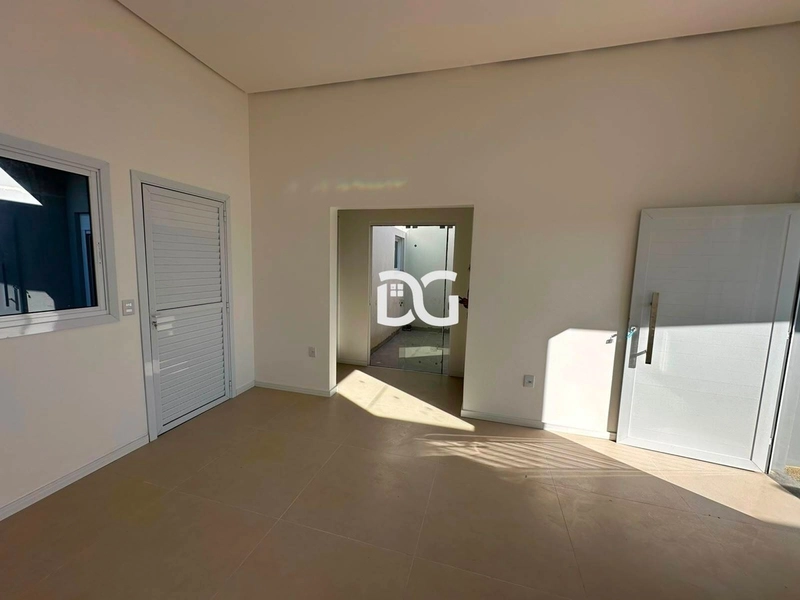 Casa ampla e bem distribuída, composta por 3 dormitórios: 4ª foto da galeria de imagens do imóvel