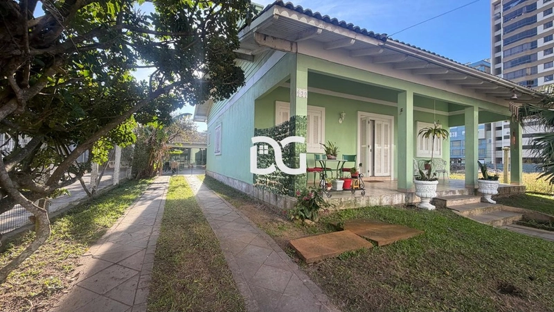 Casa semimobiliada com excelente distribuição dos ambientes