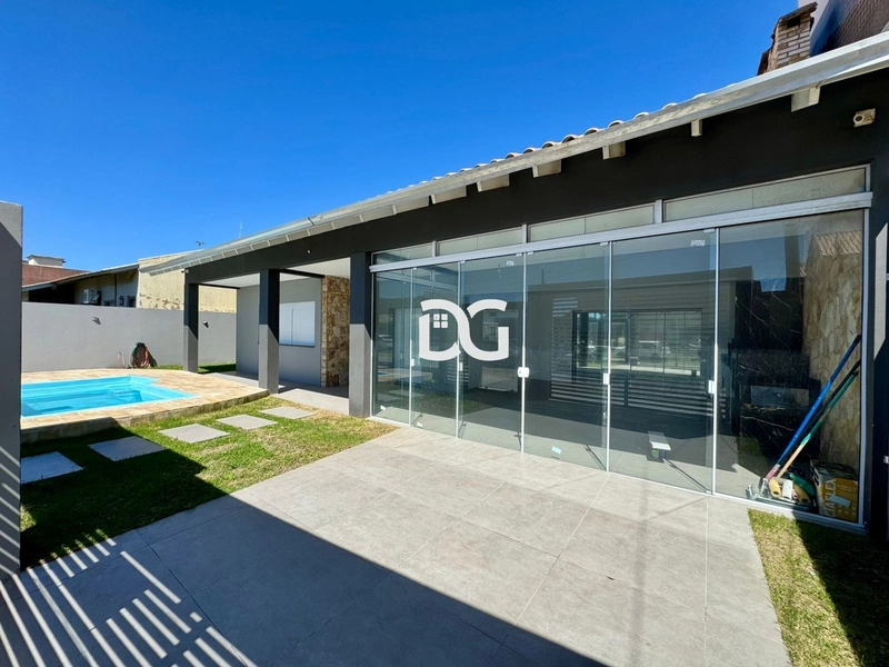 Excelente residência a apenas 200 metros do mar: 1ª foto da galeria de imagens do imóvel