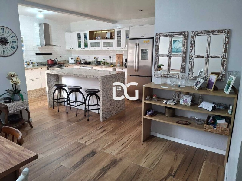 Casa ampla com 4 dormitórios, sendo 2 suítes: 11ª foto da galeria de imagens do imóvel