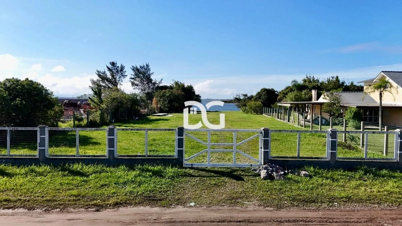 Terreno de 24x65m, amplo e fundos para a lagoa: 1ª foto da galeria de imagens do imóvel