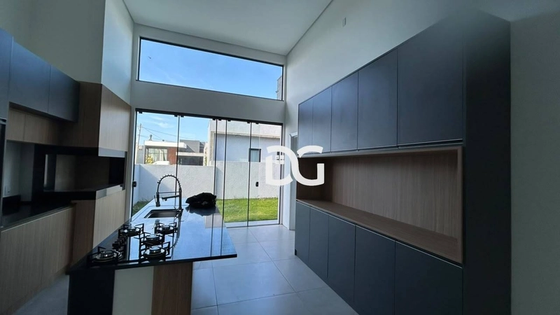 Casa em condomínio com arquitetura moderna e ambientes amplos: 8ª foto da galeria de imagens do imóvel