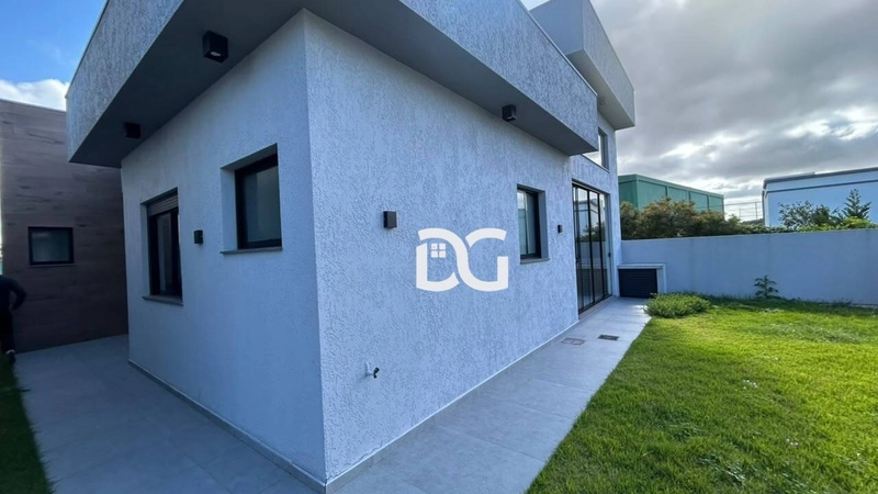 Casa em condomínio com arquitetura moderna e ambientes amplos: 18ª foto da galeria de imagens do imóvel